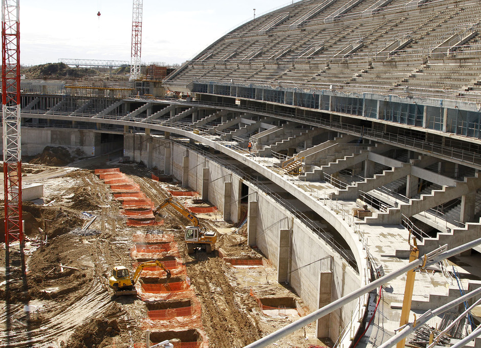 El Nuevo Estadio va cobrando forma. La grada antigua está viviendo su metamorfosis con la construcción nueva